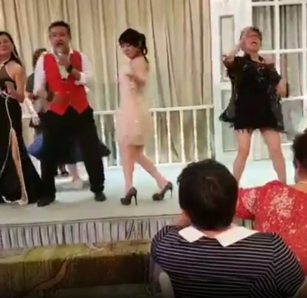 佢话呢条片系一年多前嘅，当时未有疫情，唔使保持社交距离。