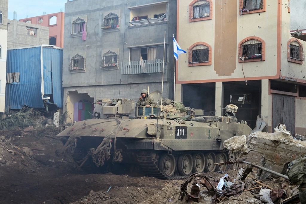 以军继续对加沙城多个地区进行轰炸。路透社