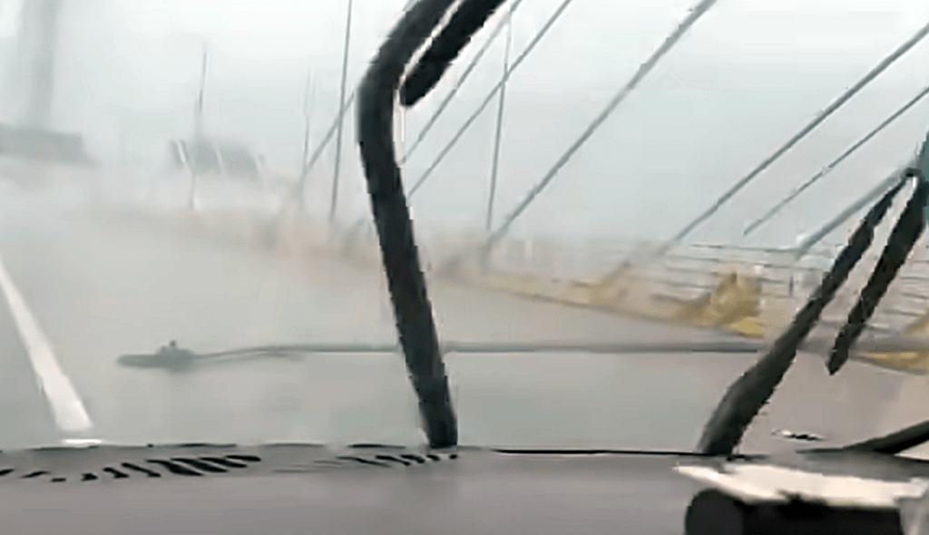 燈柱橫亘三條行車線上。