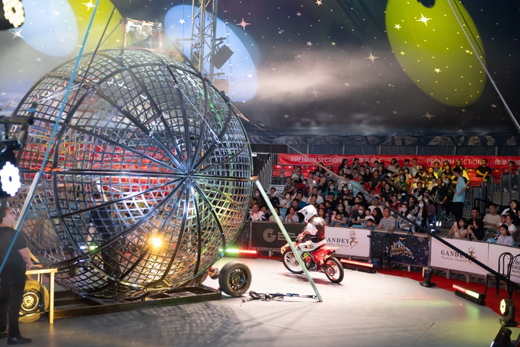 恒基地產邀請多名來自兒童癌病基金及願望成真基金的小朋友於嘉年華內觀賞雜技表演 。