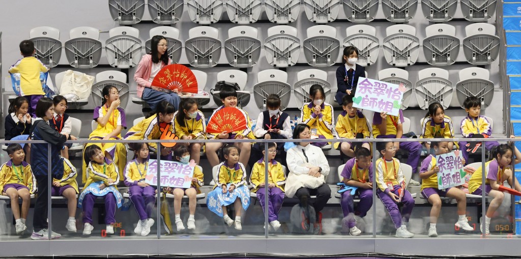 翠怡曾就读的小学组队到场为师姐打气。徐嘉华摄