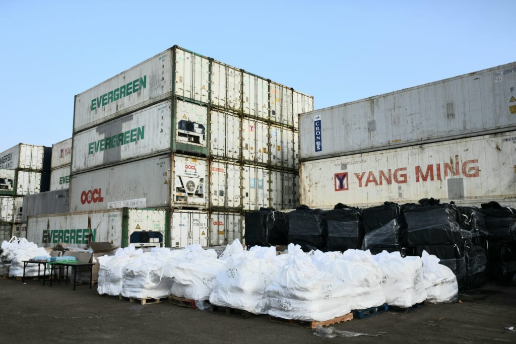 警方在貨櫃場內發現200多個非法凍櫃，初步點算合共藏有5600公噸凍肉。
