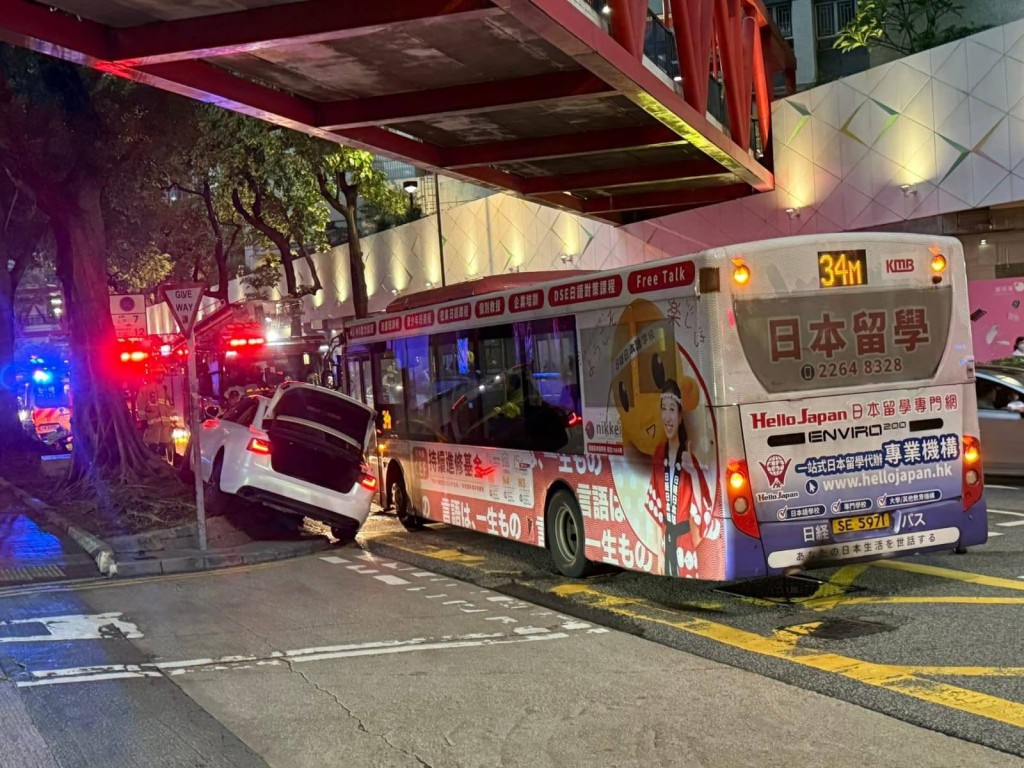 一輛開往荃灣站的34M單層巴士與私家車發生相撞。網上圖片 一輛開往荃灣站的34M單層巴士與私家車發生相撞。網上圖片