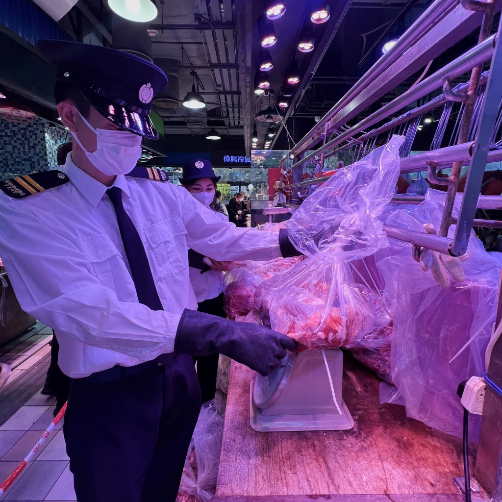 食環署人員在行動中封存部分肉類作進一步調查。 食環署人員在行動中封存部分肉類作進一步調查。