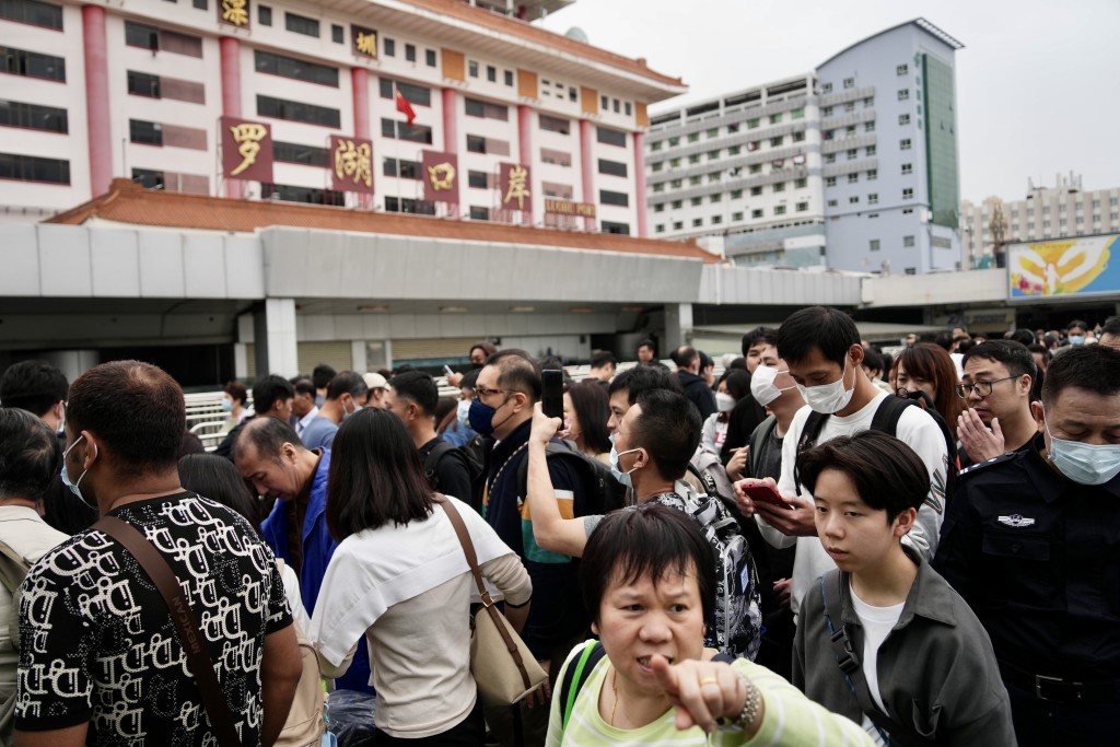 各陸路口岸有可能出現較多過境人潮。 各陸路口岸有可能出現較多過境人潮。