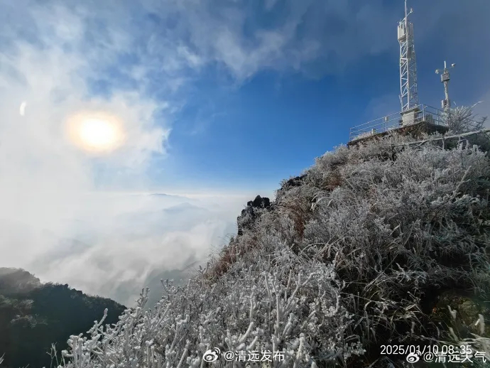 廣東受冷空氣侵襲，粵北金子山迎冰雪奇觀。（微博）