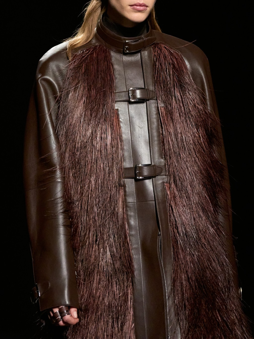 皮革外套缀以长长的毛毛流穗装饰，即时联想到品牌的马术传统。