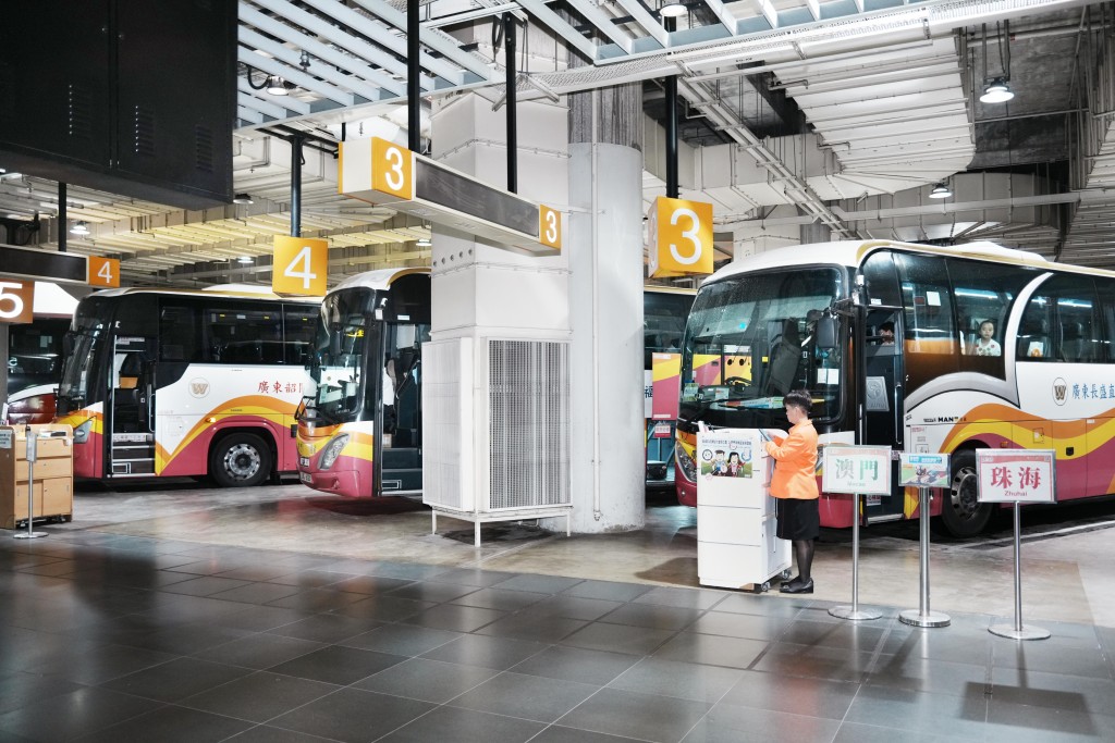旗下跨境客運及旅遊服務營運商福星控股正計劃重整路線,在旺角、尖沙咀、觀塘、荃灣、銅鑼灣等區開設「定點定班」的直達專線。 旗下跨境客運及旅遊服務營運商福星控股正計劃重整路線,在旺角、尖沙咀、觀塘、荃灣、銅鑼灣等區開設「定點定班」的直達專線。