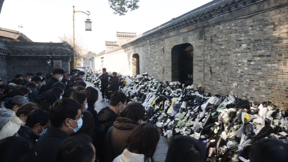 江澤民的揚州舊居前，有民眾獻花悼念。 網圖