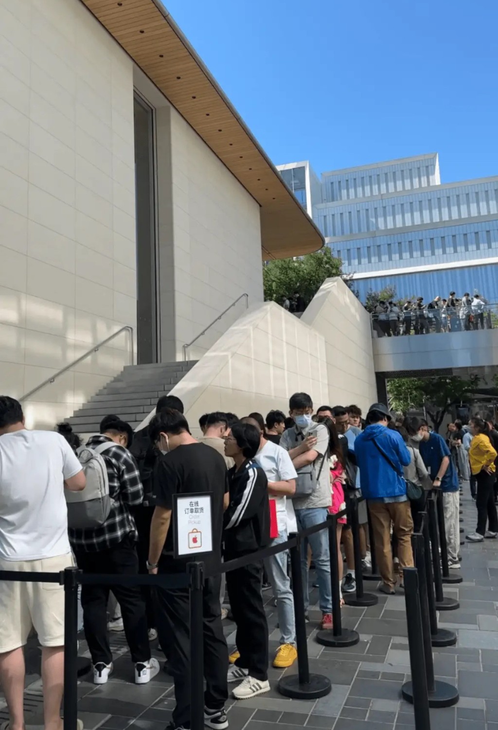 大量市民到蘋果專門店購買iPhone 15。微博