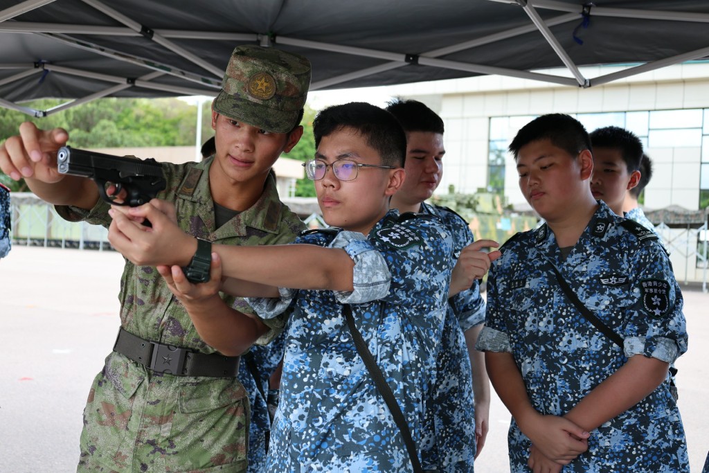 學員們學習輕武器知識及射擊原理。香港青少年軍事夏令營fb