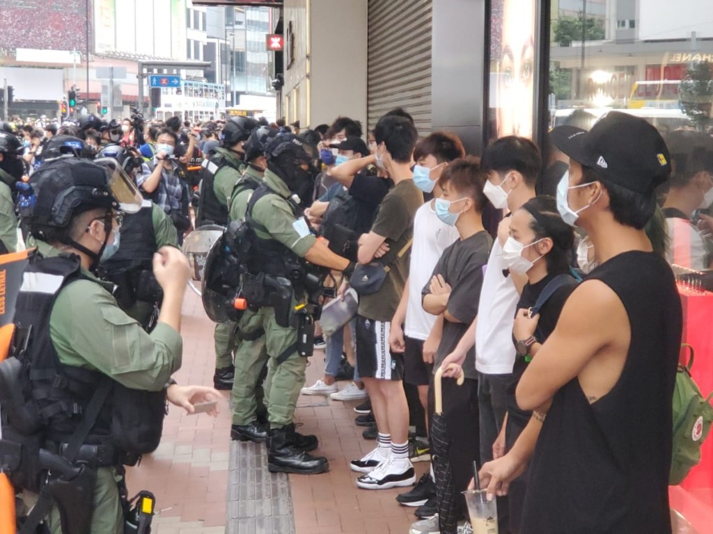 有市民正等候搜查。