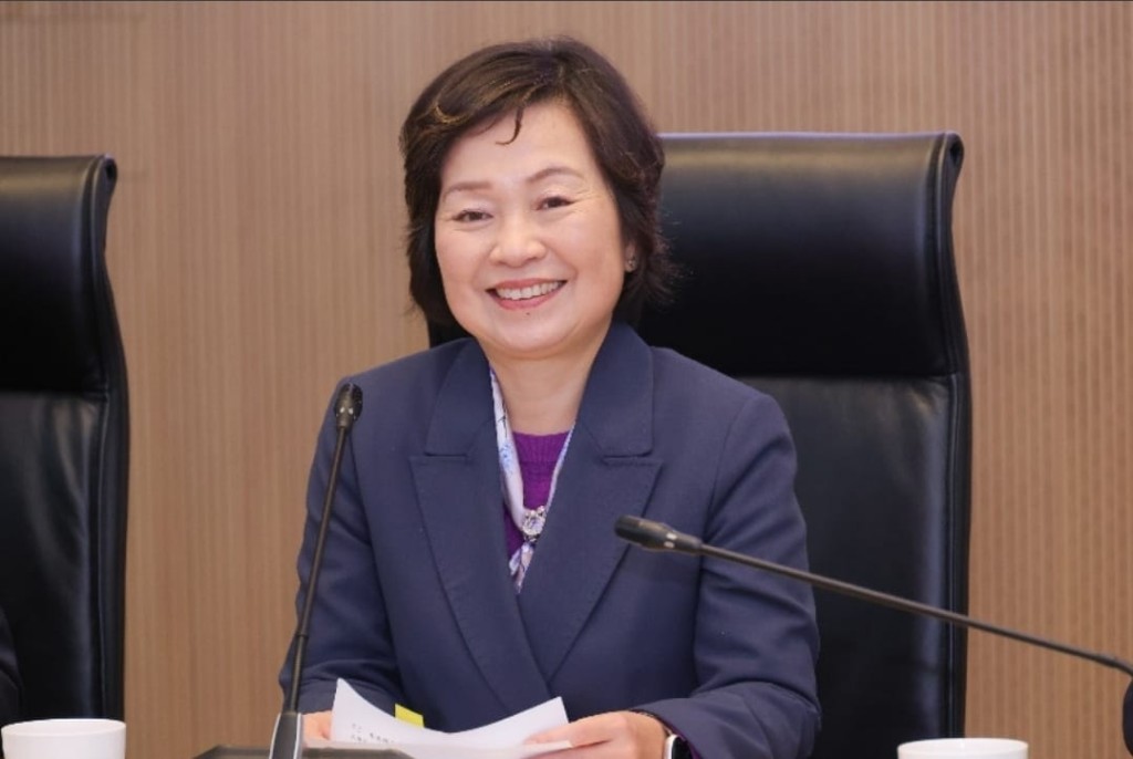 香港教育局局長蔡若蓮博士於會上發言。
