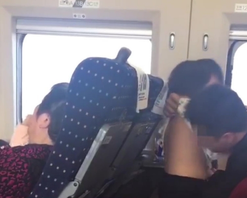 獸父不斷撫摸、親吻女兒的背部、臉部、頸部，但小女孩一直都很抗拒，試圖掙脫。（網圖）