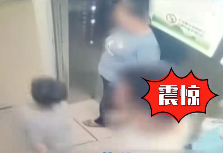 自閉男童被踢至直飛出電梯外。
