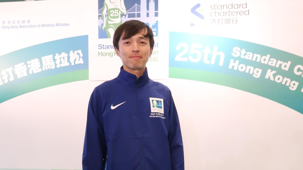 魏賡在渣馬賽前提醒跑手比賽小貼士。陸永鴻攝