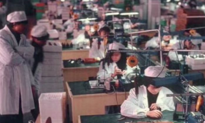 工廠臨時工李小燕，利用周曉軍感情拿上海戶口。示意圖