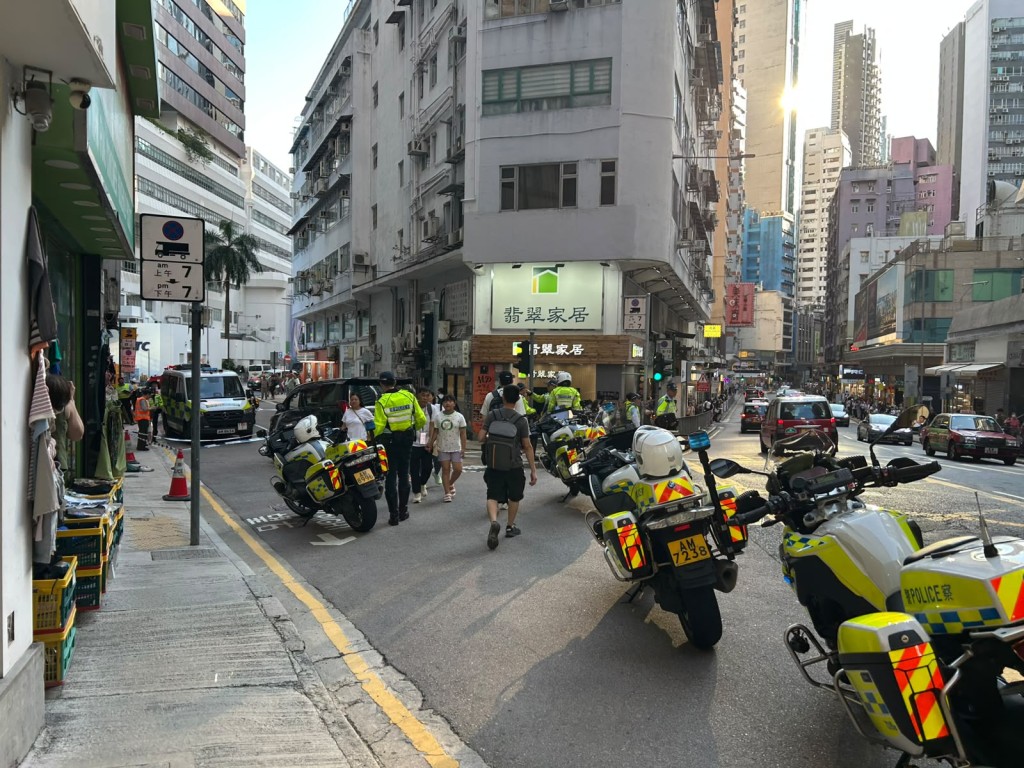 大批警員在場調查。 大批警員在場調查。