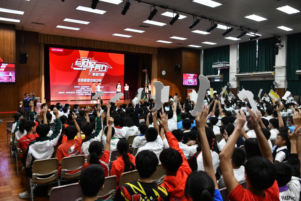 苏炳添与逾400名本地中学师生交流，席间分享备战东奥时，面对伤患的辛酸，终苦尽甘来获得奖牌。