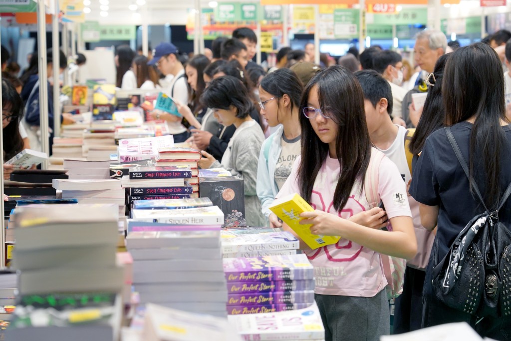 學校安排學生參觀書展。資料圖片