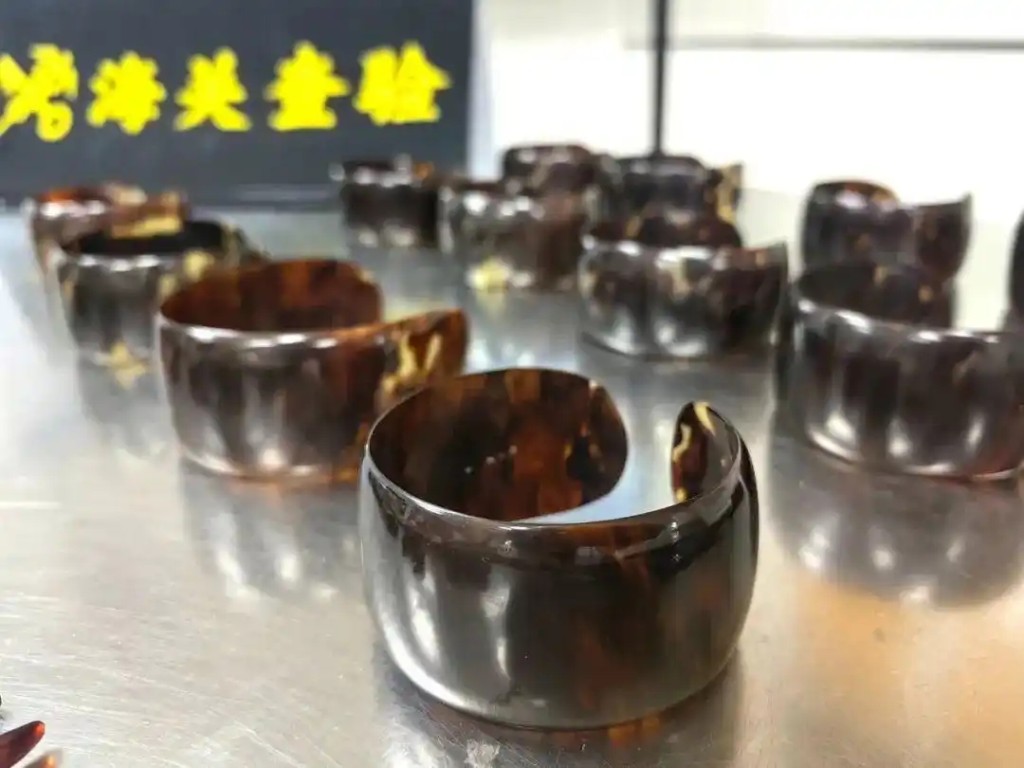 深圳灣海關在旅檢進境渠道查獲瀕危玳瑁製品26件,共重451克。 深圳灣海關在旅檢進境渠道查獲瀕危玳瑁製品26件,共重451克。