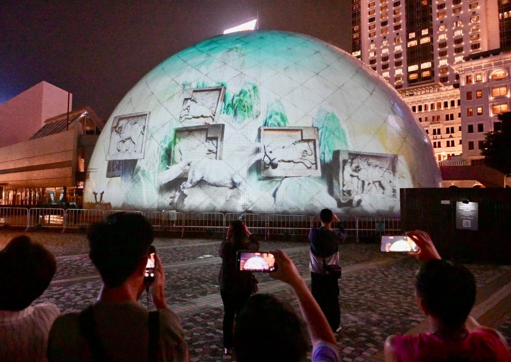 太空館「菠蘿包」上演的香港非遺月2026 亮點節目 - 香港賽馬會呈獻系列：「駿馬之旅．文藝傳承」光影表演。FB Rosanna Law圖片