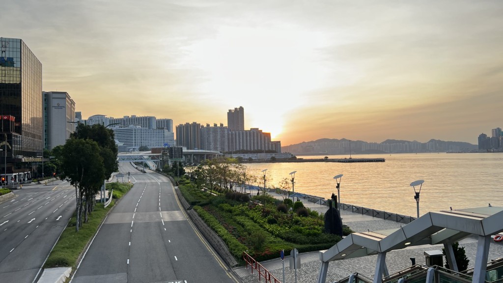 本港地區今日天氣大致天晴，但有一兩陣驟雨。日間極端酷熱，市區最高氣溫約35度，新界再高一兩度。李家傑攝