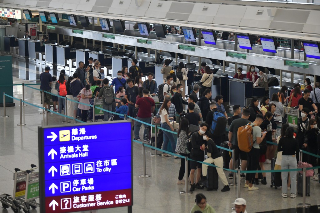 香港国际机场目标是能在2035年达到1.2亿旅客处理量、1,000万公吨货物处理量。资料图片