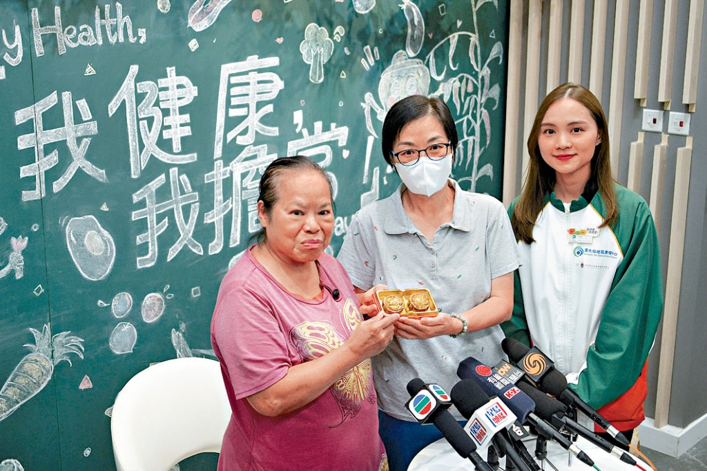 市民大讚李家超親民,中心營養師江姑娘(右)引述,李家超很關心長者的身體狀況。