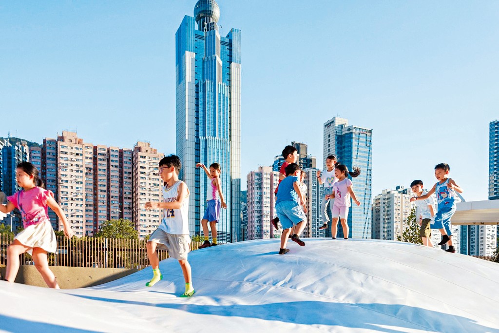 戶外充氣彈床「片片雲海」防滑兼防撞,小朋友可以盡情探索。 戶外充氣彈床「片片雲海」防滑兼防撞,小朋友可以盡情探索。