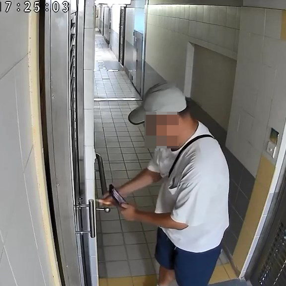 一名灰帽男疑為追債,以AA膠及牙籤塞公屋匙孔並手機錄影存證。網上片段截圖 一名灰帽男疑為追債,以AA膠及牙籤塞公屋匙孔並手機錄影存證。網上片段截圖
