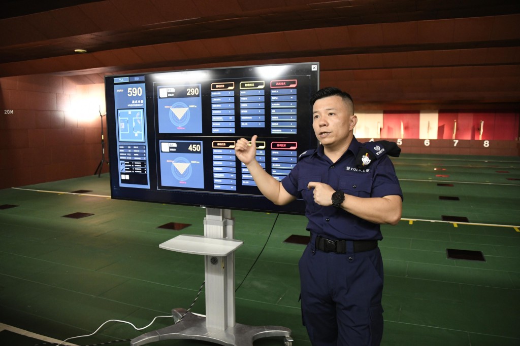 凌子杰警司指出，「MR训练系统」可准确记录训练过程，通过数据分析及影像回放提升受训人员的训练质素及效能。 杨伟亨摄