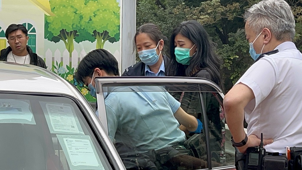 傷者女友在場講述事件。楊偉亨攝 傷者女友在場講述事件。楊偉亨攝