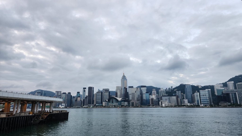 本港地區今日大致多雲，早晚有一兩陣雨。黎志偉攝