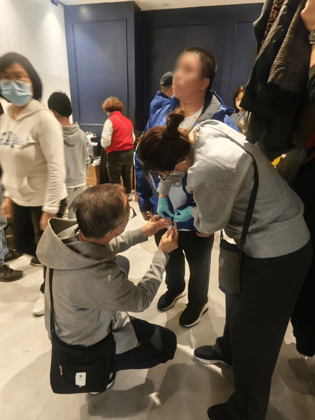 銀杏館職員及義工主動為受助者穿上衣物試身。