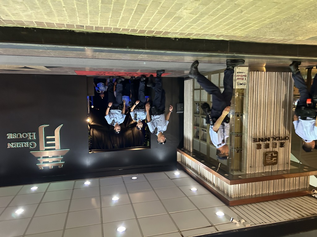 警方昨日突擊搜查145間娛樂場所,包括麻雀館、酒吧、夜總會及遊戲機中心等。曾志恒攝 警方昨日突擊搜查145間娛樂場所,包括麻雀館、酒吧、夜總會及遊戲機中心等。曾志恒攝