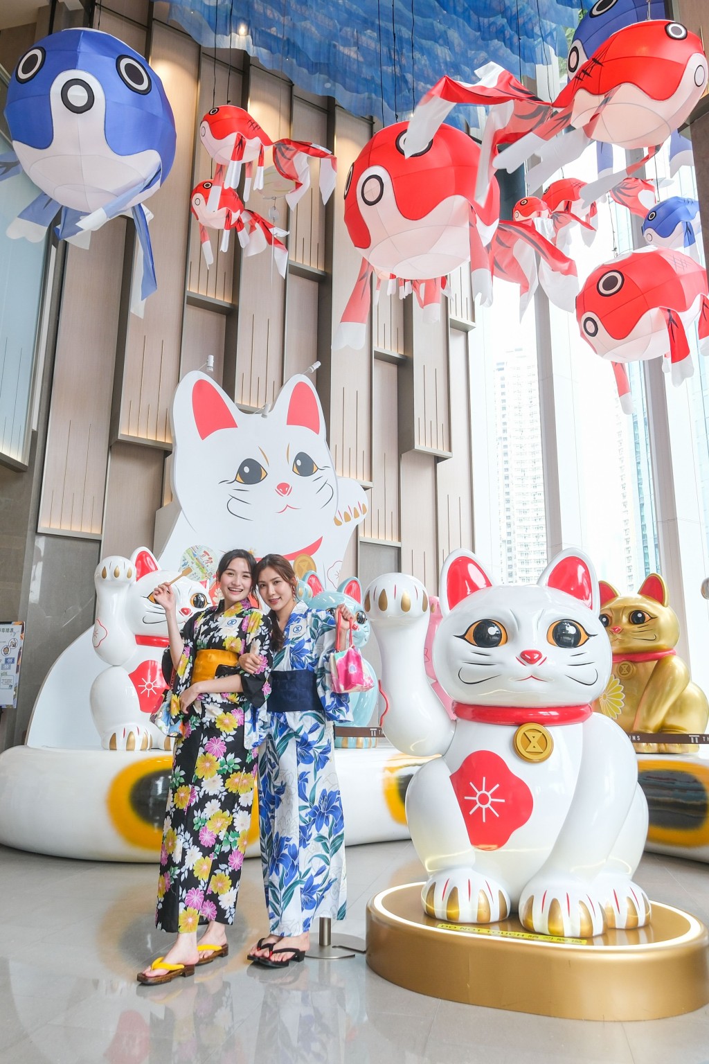 「SOGO夏祭 ‧ 聲光奇幻」,活動布置以充滿夏祭色彩的金魚燈籠圖案為設計。 「SOGO夏祭 ‧ 聲光奇幻」,活動布置以充滿夏祭色彩的金魚燈籠圖案為設計。