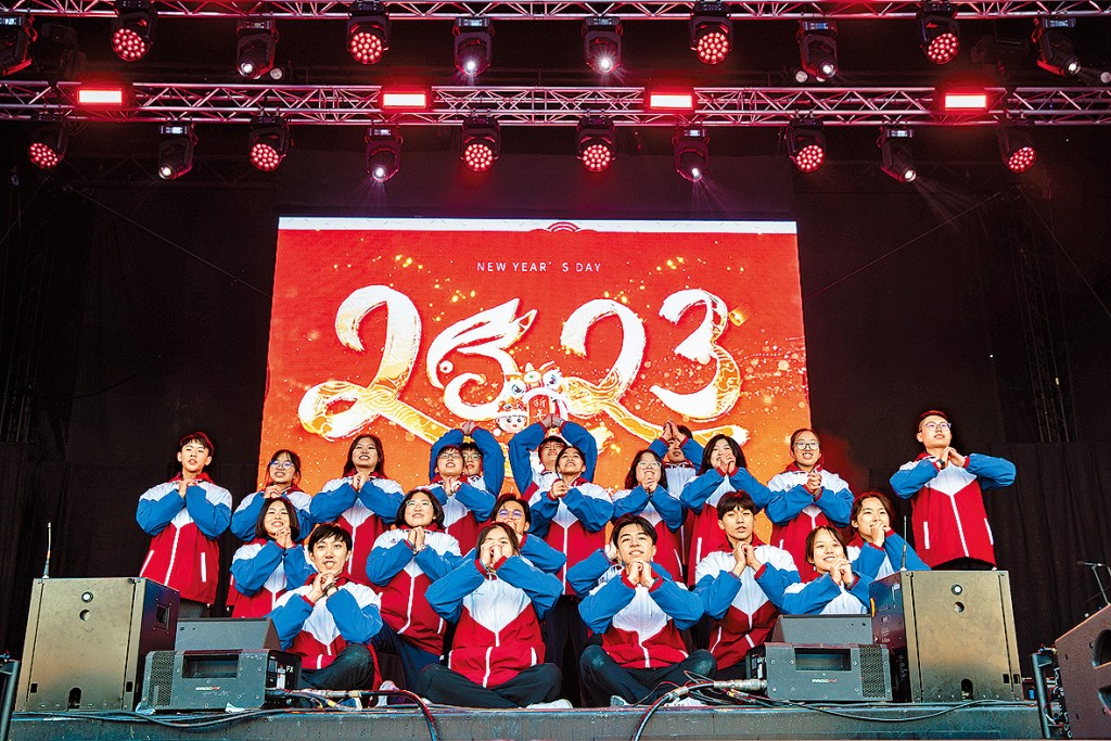 ▲學生大使擔任慶祝活動表演嘉賓,歌舞歡騰,大唱賀年歌曲,春節氣氛瞬間升至頂點。同學亦藉機向全球華人拜年,恭賀新禧。