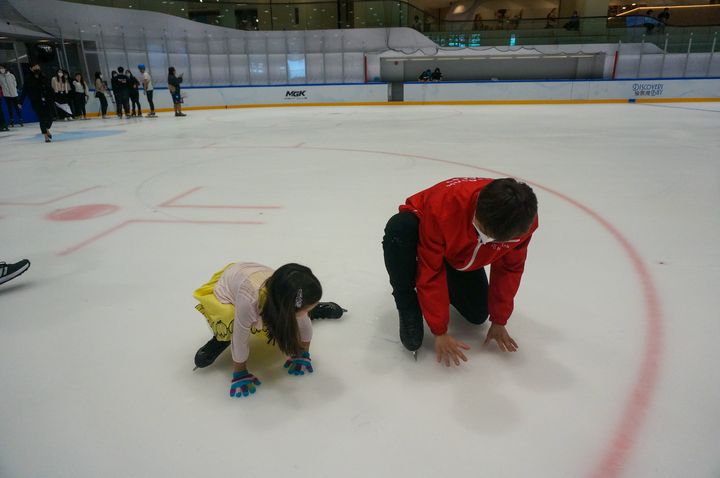 小朋友學習溜冰時，第一項便是要學懂如何爬起來。