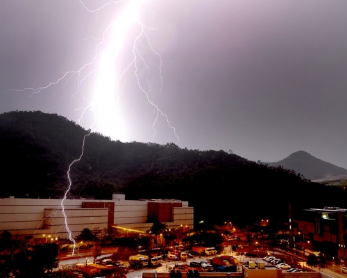 天文台提醒，雷暴下切勿游泳或進行其他水上運動。離開水面及找尋地方躲避。資料圖片