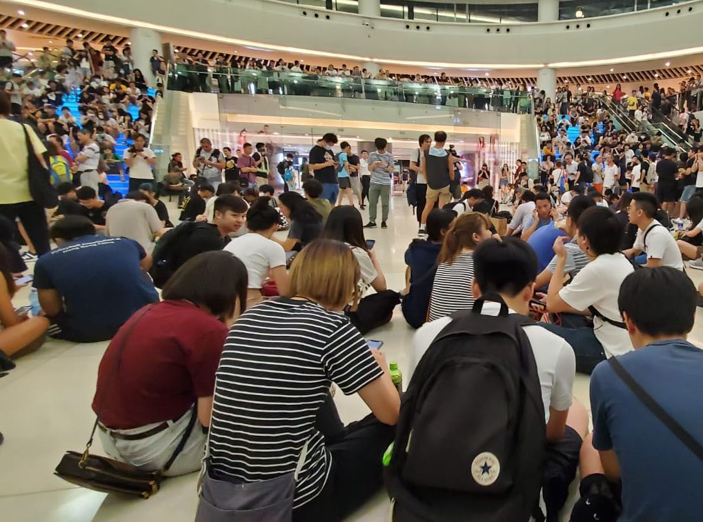 不少市民現時在1樓稍作休息。