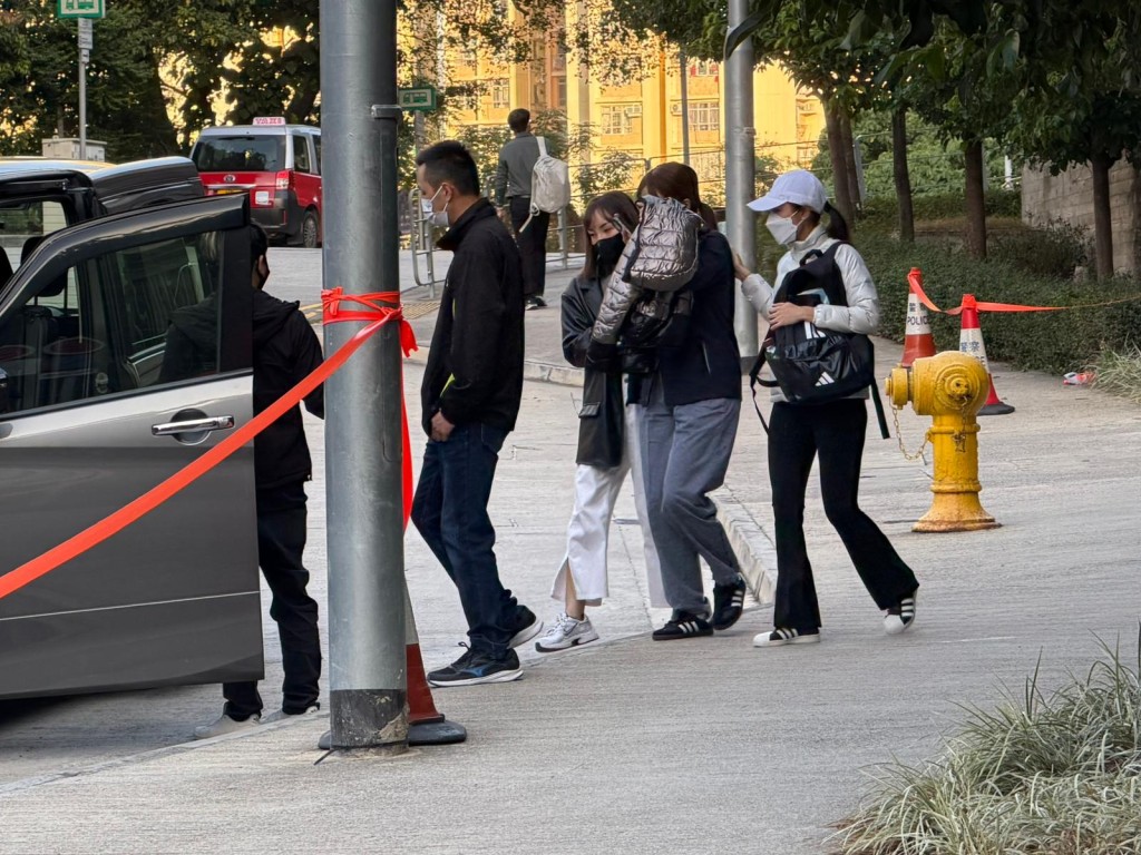 有人在認屍後情緒激動，需要親友攙扶離場。