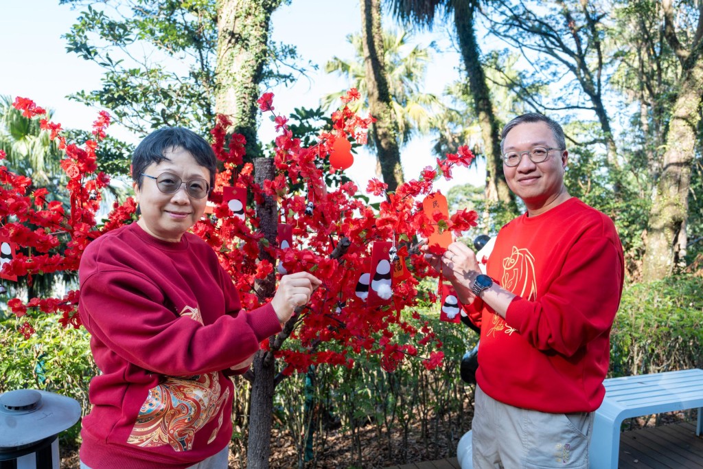 律政司司長林定國（右）與太太袁淑明特意向一眾市民拜個早年。