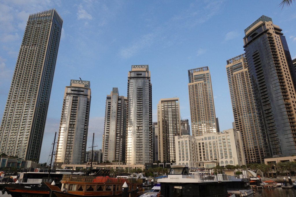 杜拜拦截伊朗导弹与无人机 总统：阿联酋并非易受攻击目标。路透社