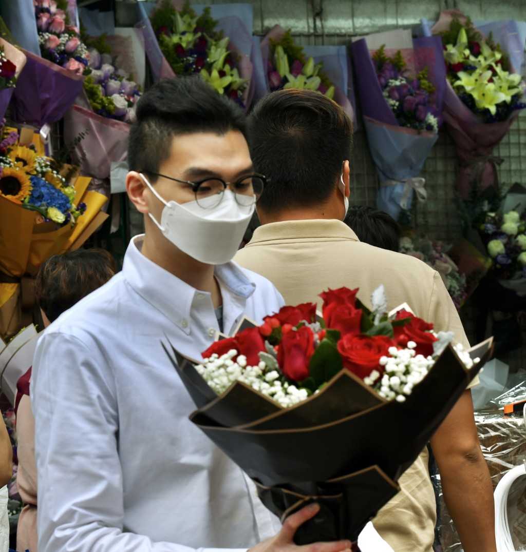 有男士昨日到花墟选购花束，准备情人节之用。