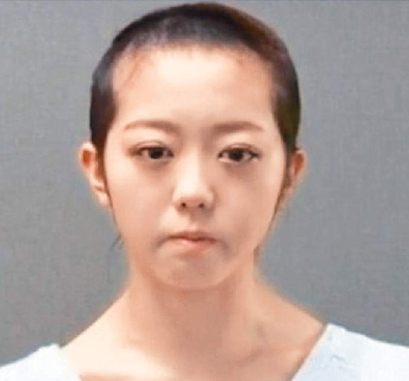 ■峯岸南當年剃頭道歉事件震驚娛樂圈。
