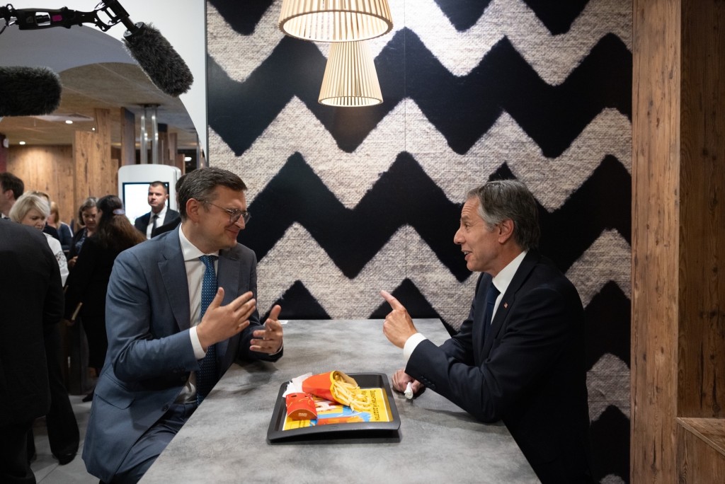 布林肯（右)与乌克兰外长「快闪」基辅麦当劳。twitter@SecBlinken