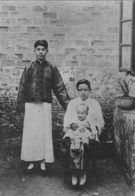 1923年楊振寧十個月大時與父母親於合肥四古巷故居窗外。 1923年楊振寧十個月大時與父母親於合肥四古巷故居窗外。