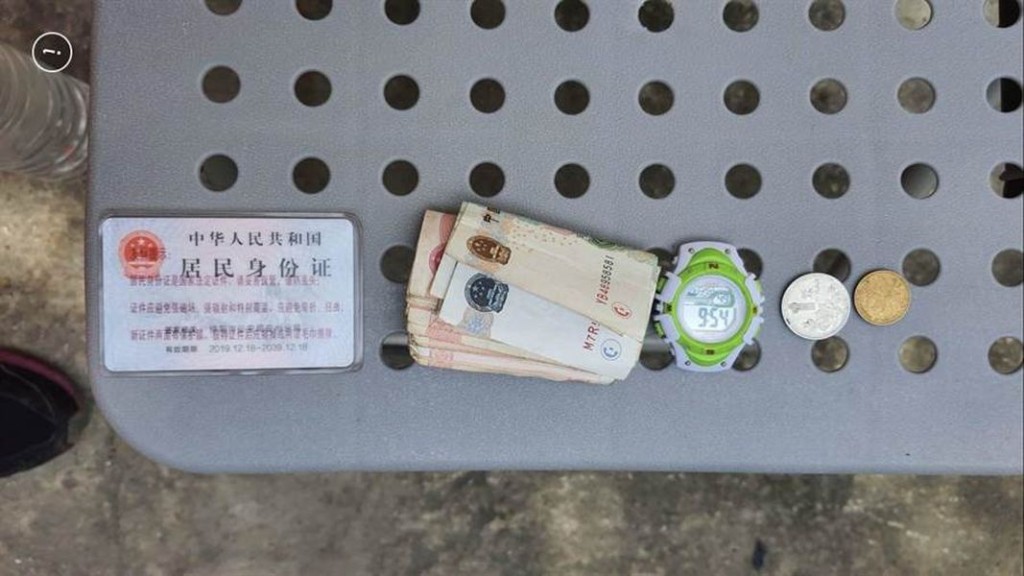 男子身上只有部分人民幣和證件。 岸巡隊圖片