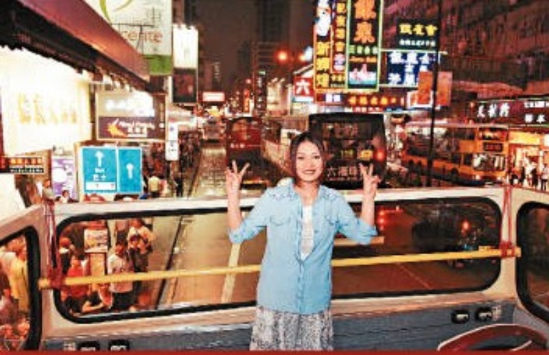 日本女歌手来港宣传，在景点打卡。